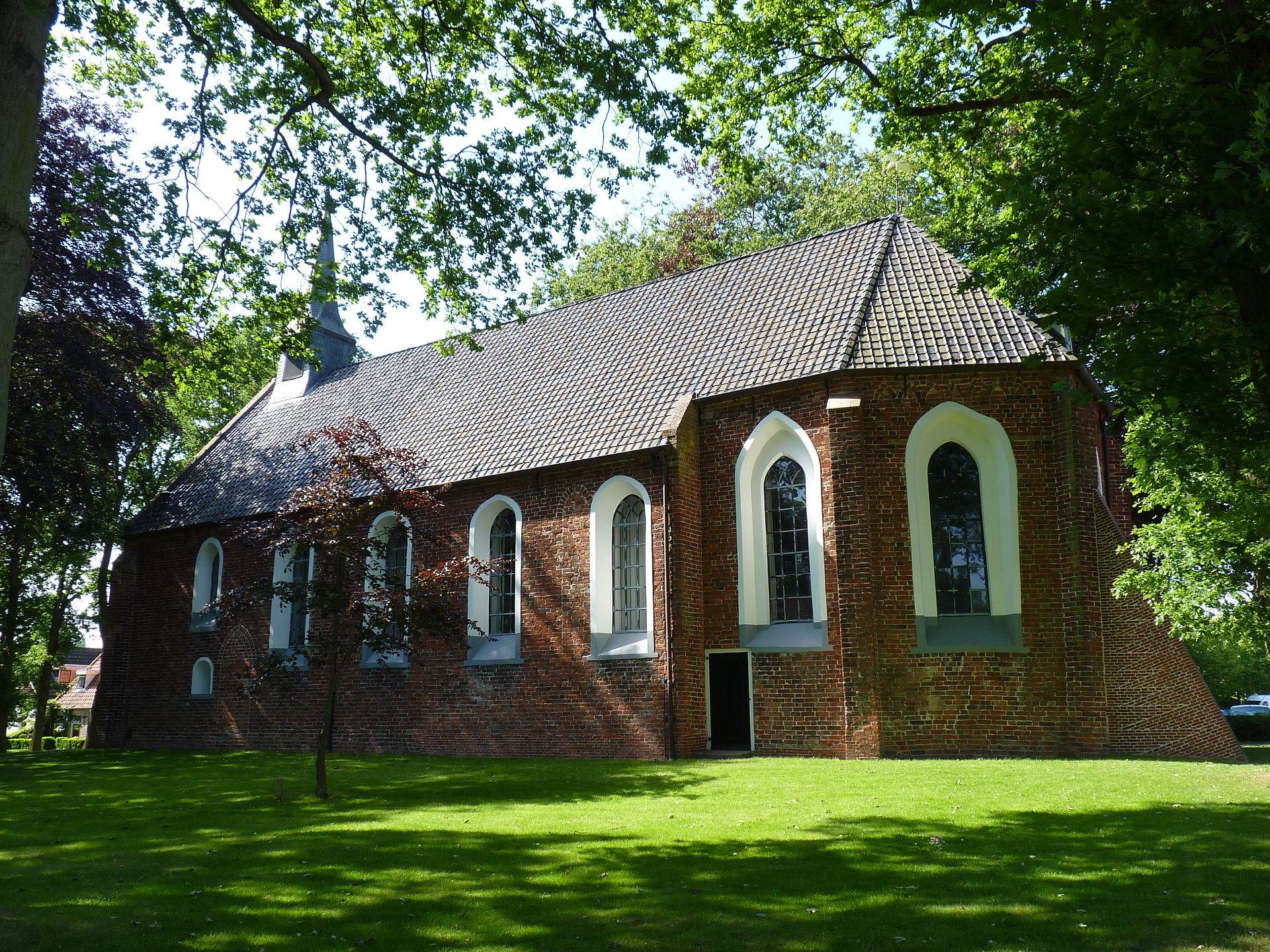 Dorpskerk in Eelde Dorpskerk in Eelde in een groene omgeving