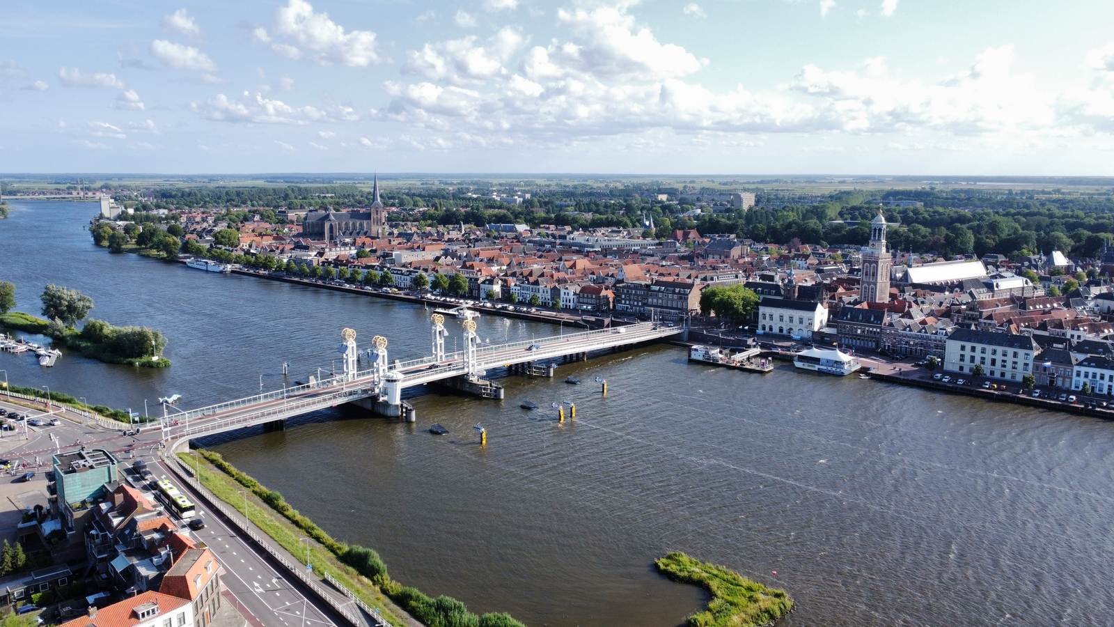 Stadsbrug-Stadsfront-Kampen-foto-Marco-Westendorp Luchtfoto van Kampen