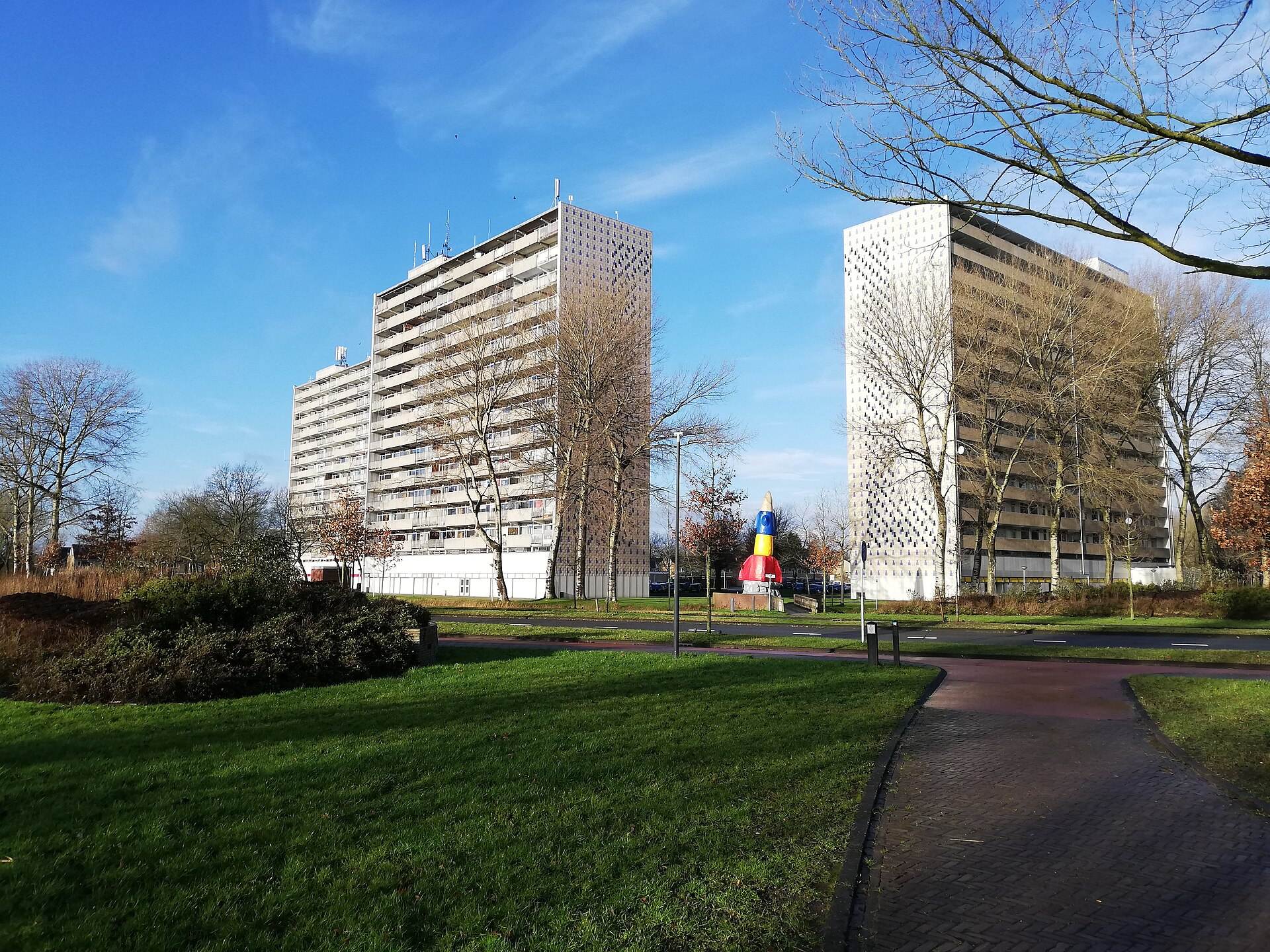 Tjaardaflats_Drachten Tjaardaflats in Drachten met een groen gazon